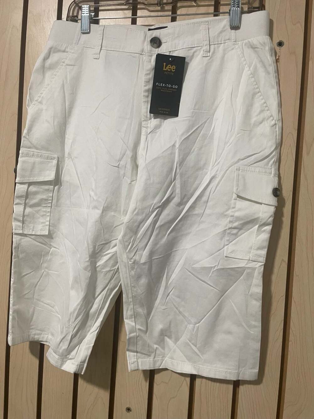 Lee Women's Flex-to-Go Mid Rise Utility Skimmer Shorts, White, Size 8 Petite